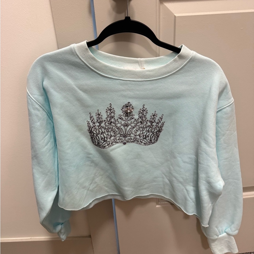 Yvette Mandell Large Crown Gem Sweatshirt. 💙⚡️
